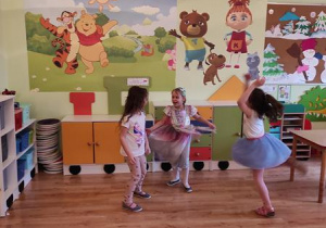 Nadia, Zuzia A. i Zuzia K. wystąpiły z tańcem do utworu CLEO "Łowcy gwiazd"